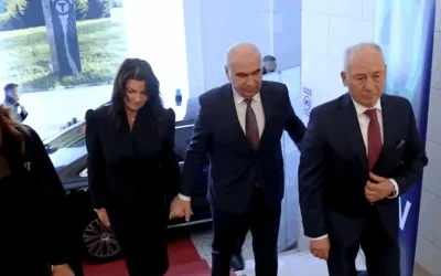Bolojan evită să spună dacă va publica averea partenerei, după exemplul lui Nicușor Dan Premierul demis Ilie Bolojan a refuzat să răspundă explicit dacă îi va solicita partenerei sale de viață să își publice declarațiile de avere și de interese, urmând astfel exemplul președintelui Nicușor Dan și al Mirabelei Grădinaru