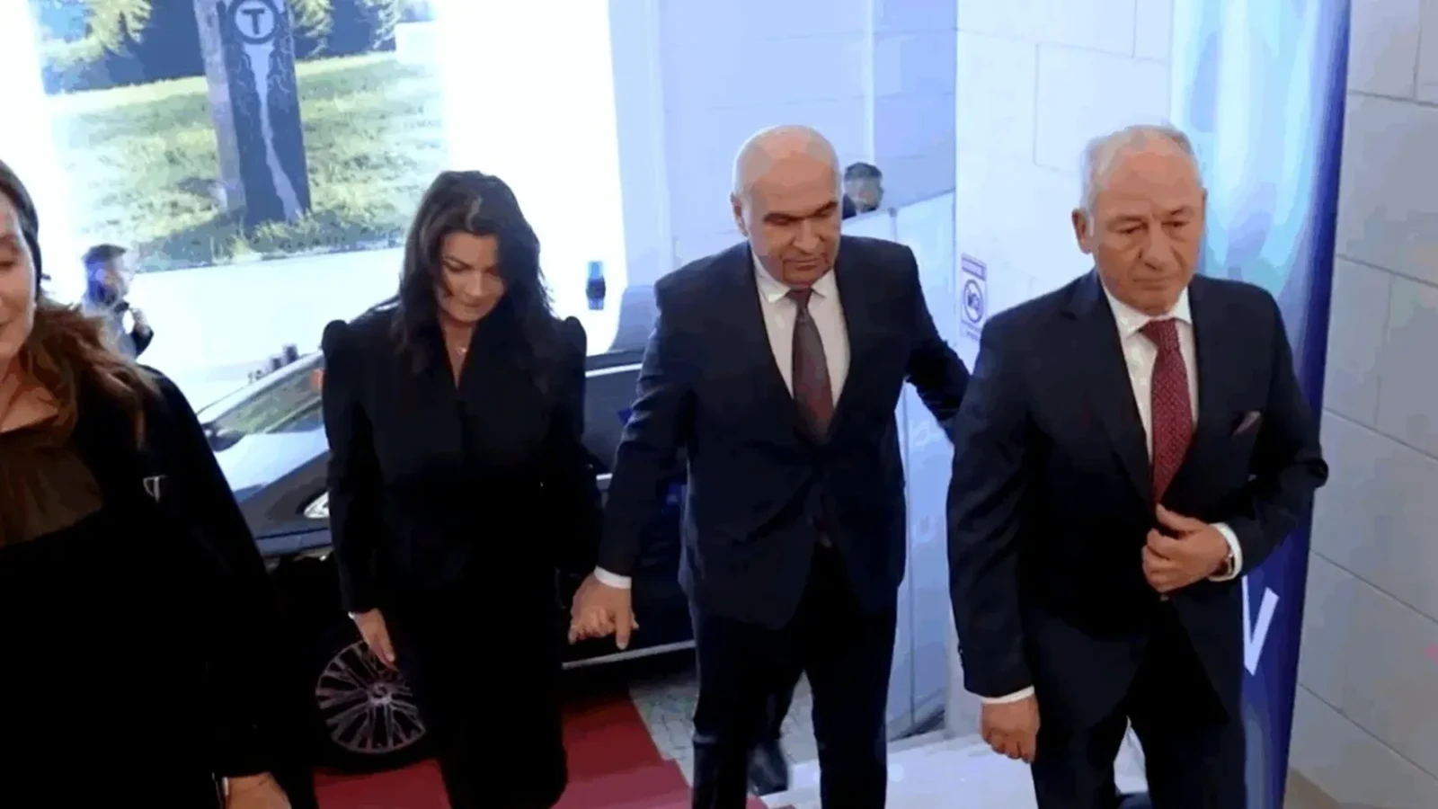 Bolojan evită să spună dacă va publica averea partenerei, după exemplul lui Nicușor Dan Premierul demis Ilie Bolojan a refuzat să răspundă explicit dacă îi va solicita partenerei sale de viață să își publice declarațiile de avere și de interese, urmând astfel exemplul președintelui Nicușor Dan și al Mirabelei Grădinaru