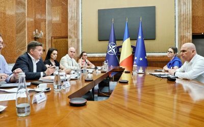 Premierul interimar ILIE BOLOJAN a declarat, miercuri, că soluțiile pentru depășirea provocărilor din sectorul energetic constau într-o abordare integrată, care să includă investiții în capacități de producție și stocare, modernizarea rețelelor și implementarea unor soluții inteligente de gestionare a consumului