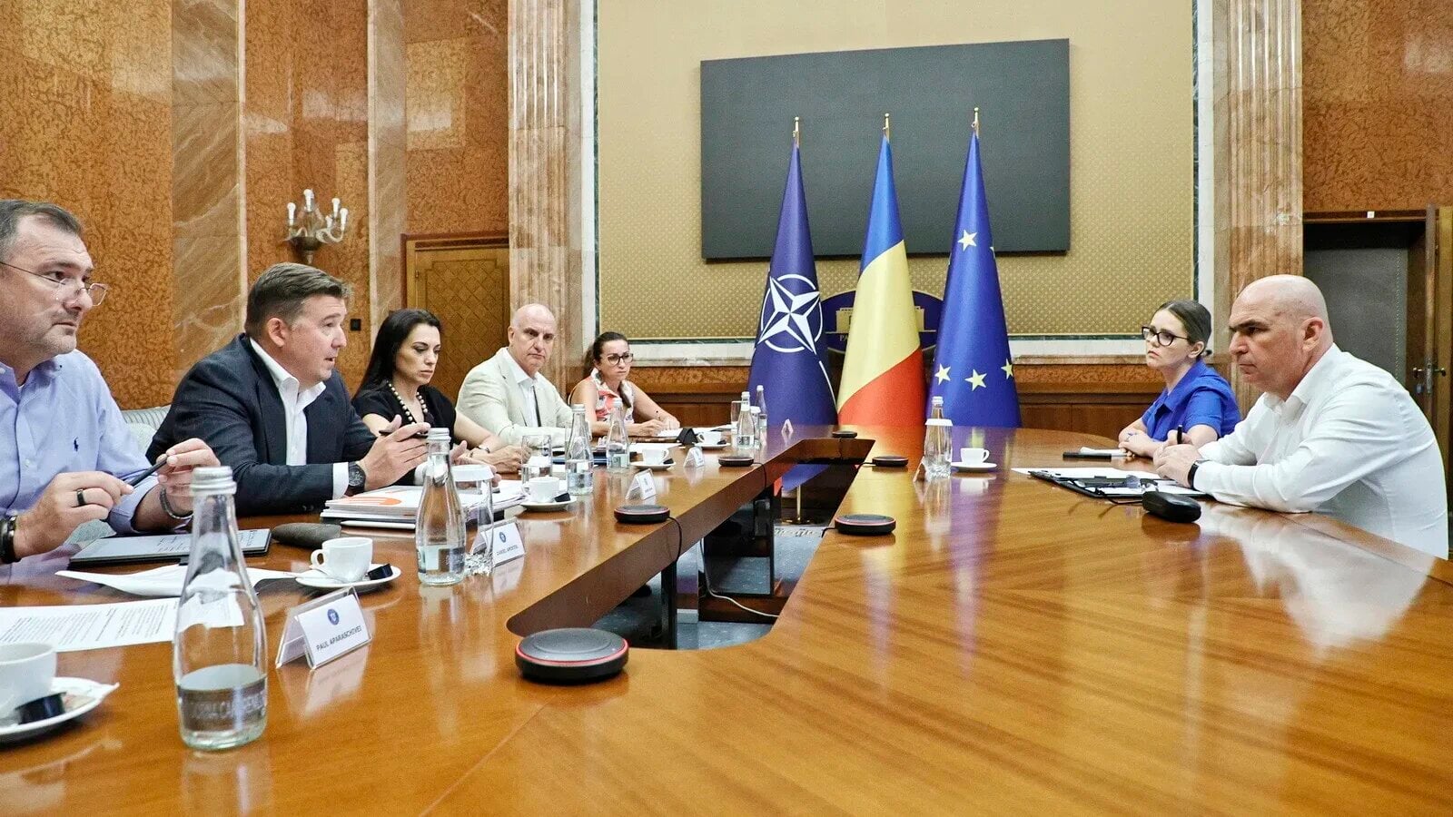 Premierul interimar ILIE BOLOJAN a declarat, miercuri, că soluțiile pentru depășirea provocărilor din sectorul energetic constau într-o abordare integrată, care să includă investiții în capacități de producție și stocare, modernizarea rețelelor și implementarea unor soluții inteligente de gestionare a consumului