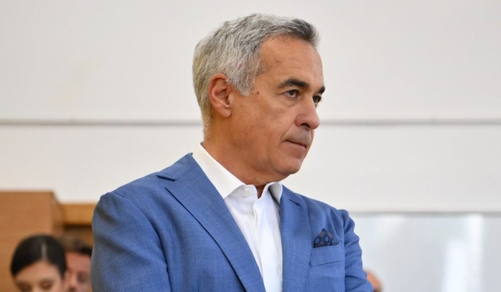 Critici dure la adresa aderării la euro Călin Georgescu, fost candidat la Președinție, a criticat vehement ideea trecerii României la moneda euro, considerând că o astfel de decizie, luată fără o dezbatere publică amplă și fără un mandat clar din partea cetățenilor, ar reprezenta o „trădare a leului” și a interesului național