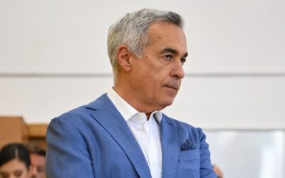 Critici dure la adresa aderării la euro Călin Georgescu, fost candidat la Președinție, a criticat vehement ideea trecerii României la moneda euro, considerând că o astfel de decizie, luată fără o dezbatere publică amplă și fără un mandat clar din partea cetățenilor, ar reprezenta o „trădare a leului” și a interesului național