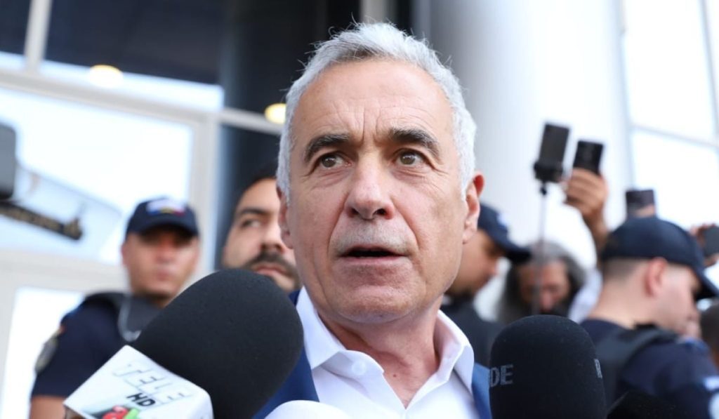 Călin Georgescu, declarații incendiare despre euro și suveranitate, dar avere în moneda europeană Fostul candidat la Președinție, Călin Georgescu, a stârnit controverse prin declarațiile sale ferme împotriva adoptării euro și a renunțării la leul românesc, pe care l-a numit „fortăreața noastră”