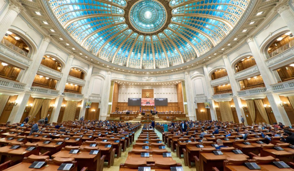Camera Deputaților se va reuni în sesiune extraordinară în perioada 27-31 iulie 2026, o decizie luată de Biroul Permanent în vederea adoptării unor acte normative considerate esențiale