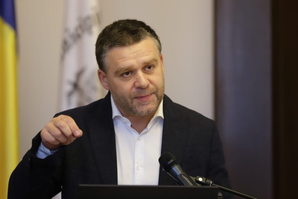 STB intră în insolvență pentru a evita falimentul Primarul General al Capitalei, Cătălin Ciucu, a anunțat necesitatea intrării Societății de Transport București (STB) în insolvență, considerând această măsură „extrem de dură”, dar singura cale responsabilă pentru salvarea companiei de la faliment