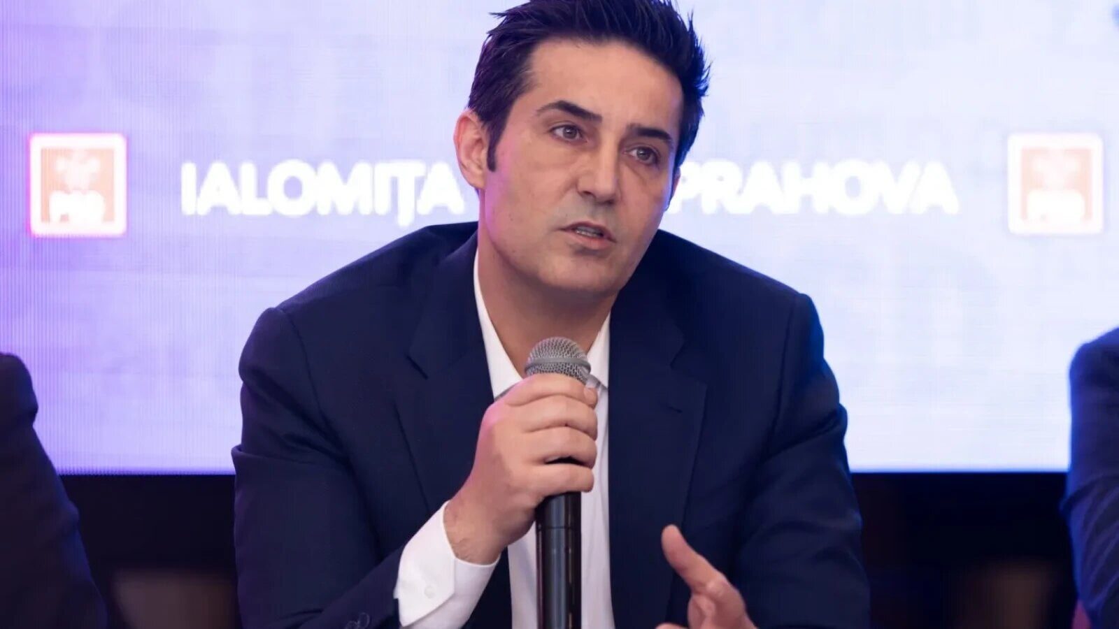 Secretarul general al PSD, Claudiu MANDA, a lansat, într-un comunicat de presă, un atac frontal la adresa premierului Ilie BOLDOJAN, acuzându-l că a condus România într-o criză economică în primele șase luni ale acestui an