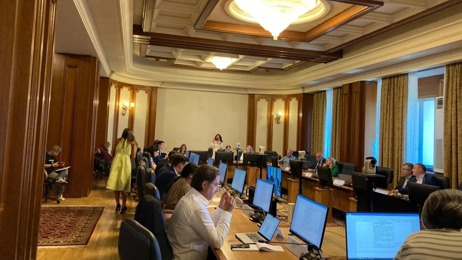 Comisia de industrii din Camera Deputaților, nemulțumită de „isteria” din spațiul public privind oprirea curentului, a admis că situația energetică actuală, declanșată de oprirea reactorului 1 de la Cernavodă din cauza nivelului scăzut al Dunării, va duce la creșterea tarifelor la electricitate