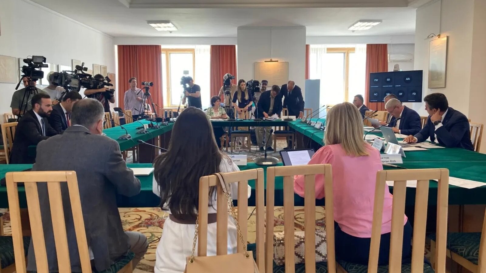 Comisia juridică din Senat a adoptat amendamente la legea integrității, cu voturi PSD și AUR Comisia juridică, de numiri, disciplină, imunităţi şi validări a Senatului a adoptat miercuri un set de amendamente propuse de PSD și AUR la legea integrității