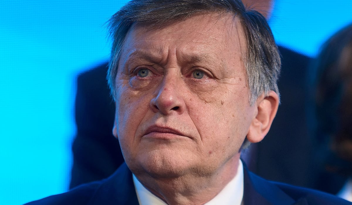 Antonescu: Nazare ar fi fost soluția pentru funcția de premier Fostul lider liberal Crin Antonescu consideră că responsabilitatea pentru prelungirea crizei politice și persistența Guvernului Ilie Bolojan la Palatul Victoria nu revine exclusiv premierului demis, ci președintelui Nicușor Dan și majorității parlamentare