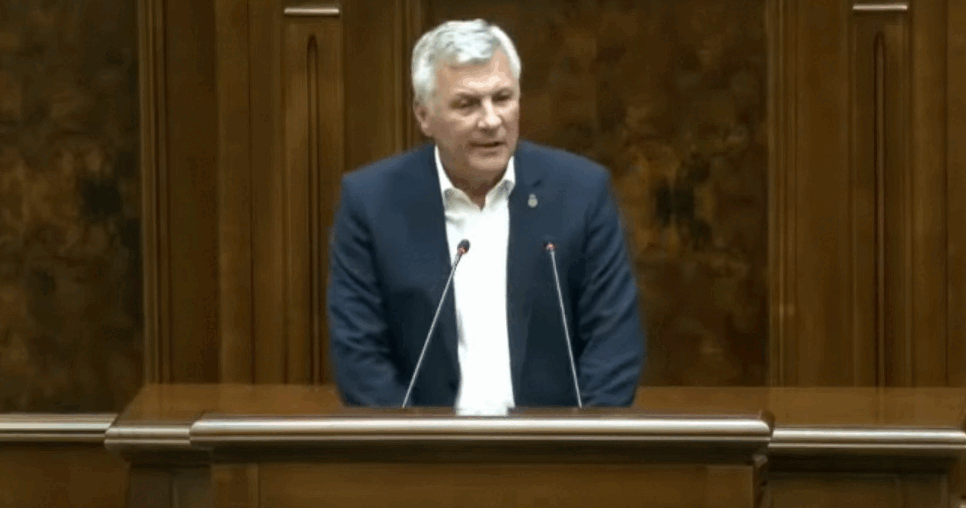 Dezbateri aprinse în Senat pe tema „amendamentului Fritz” Senatorul PSD Daniel-Cătălin Zamfir a lansat atacuri virulente miercuri, 26 august, în debutul dezbaterilor parlamentare pe marginea așa-numitului „amendament Fritz”