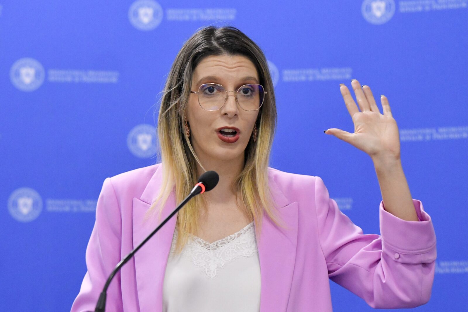 Eșecul operațiunii de la Cernavodă, imputat Ministerului Transporturilor Ministra interimară a Mediului, Diana Buzoianu, a declarat că responsabilitatea pentru eșecul operațiunii de realimentare a Centralei Nucleare de la Cernavodă, prin Dunăre, revine miniștrilor social-democrați ai Transporturilor și fostei guvernări
