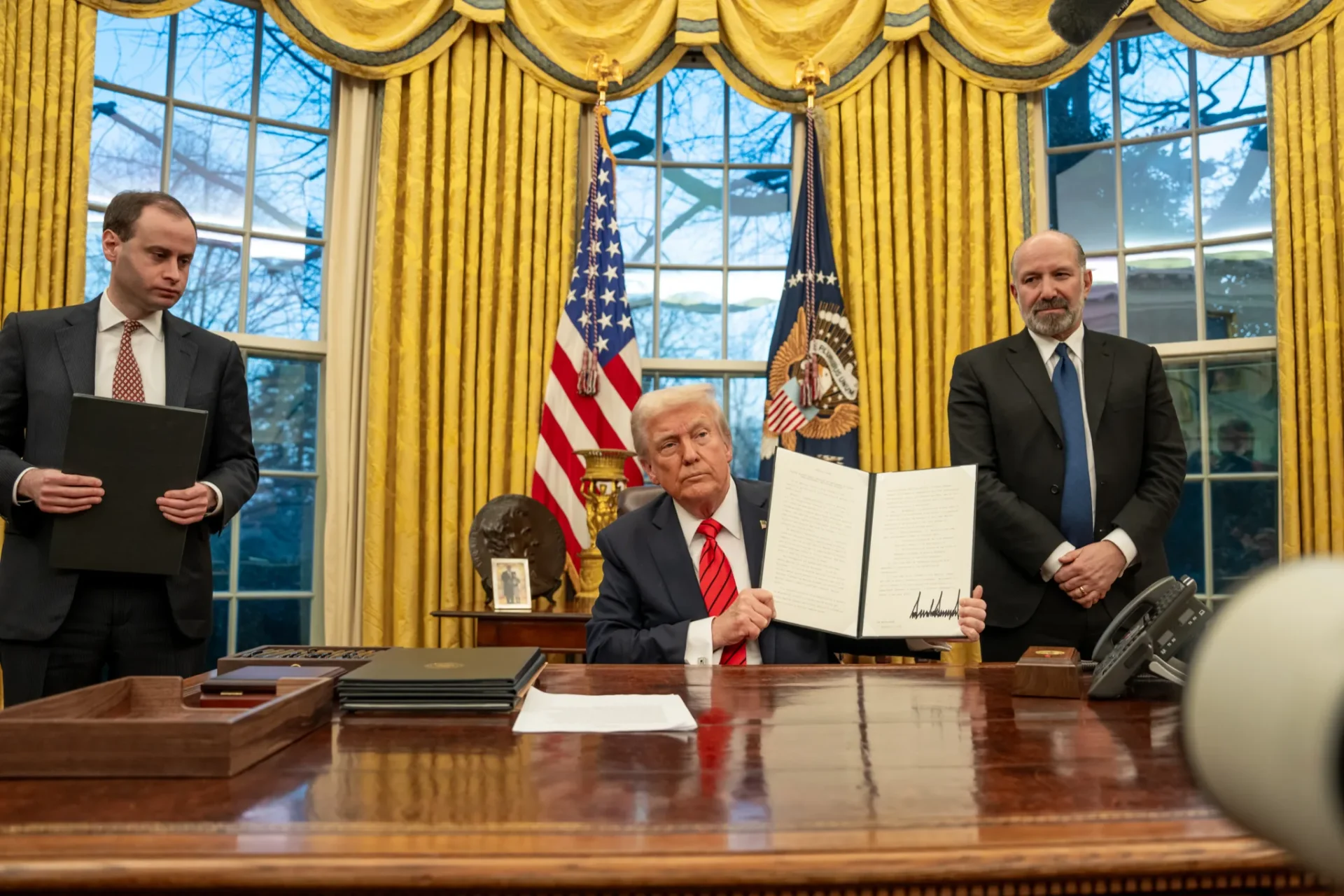 Schimbare de priorități la Casa Albă: Redeschiderea strâmtorii Ormuz, țintă principală în conflictul cu Iranul Președintele DONALD Trump ar putea căuta o ieșire din conflictul cu Iranul fără a obține un acord nuclear formal, comportamentul său privat indicând o schimbare de strategie