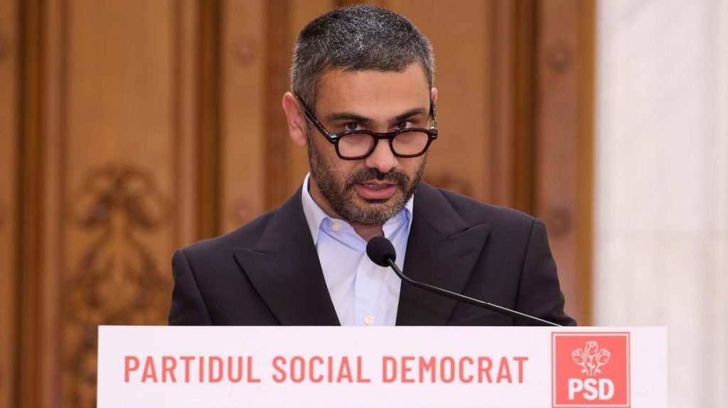 Manole critică absența lui Mureșan la negocierile pentru Legea salarizării Florin Manole a declarat că va merge marți la consultări cu o concluzie pe tema Legii salarizării și a invitat eurodeputatul Siegfrid Mureșan să participe, exprimându-și surprinderea că acesta nu și-ar face timp, având în vedere interesul pentru PNRR și fondurile europene