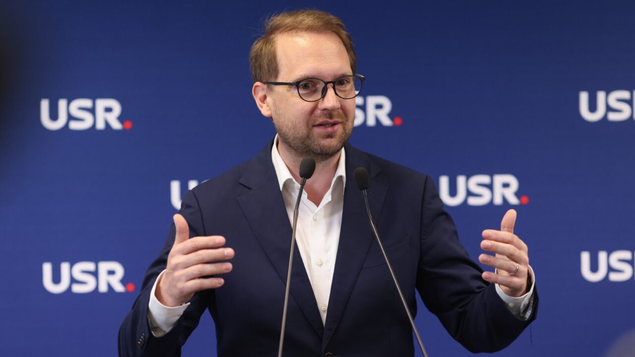 Legea Integrității, adoptată în Senat: jalon PNRR cu controverse Senatul României a adoptat, în calitate de for decizional, Legea integrității, un act normativ crucial pentru implementarea Planului Național de Redresare și Reziliență (PNRR)