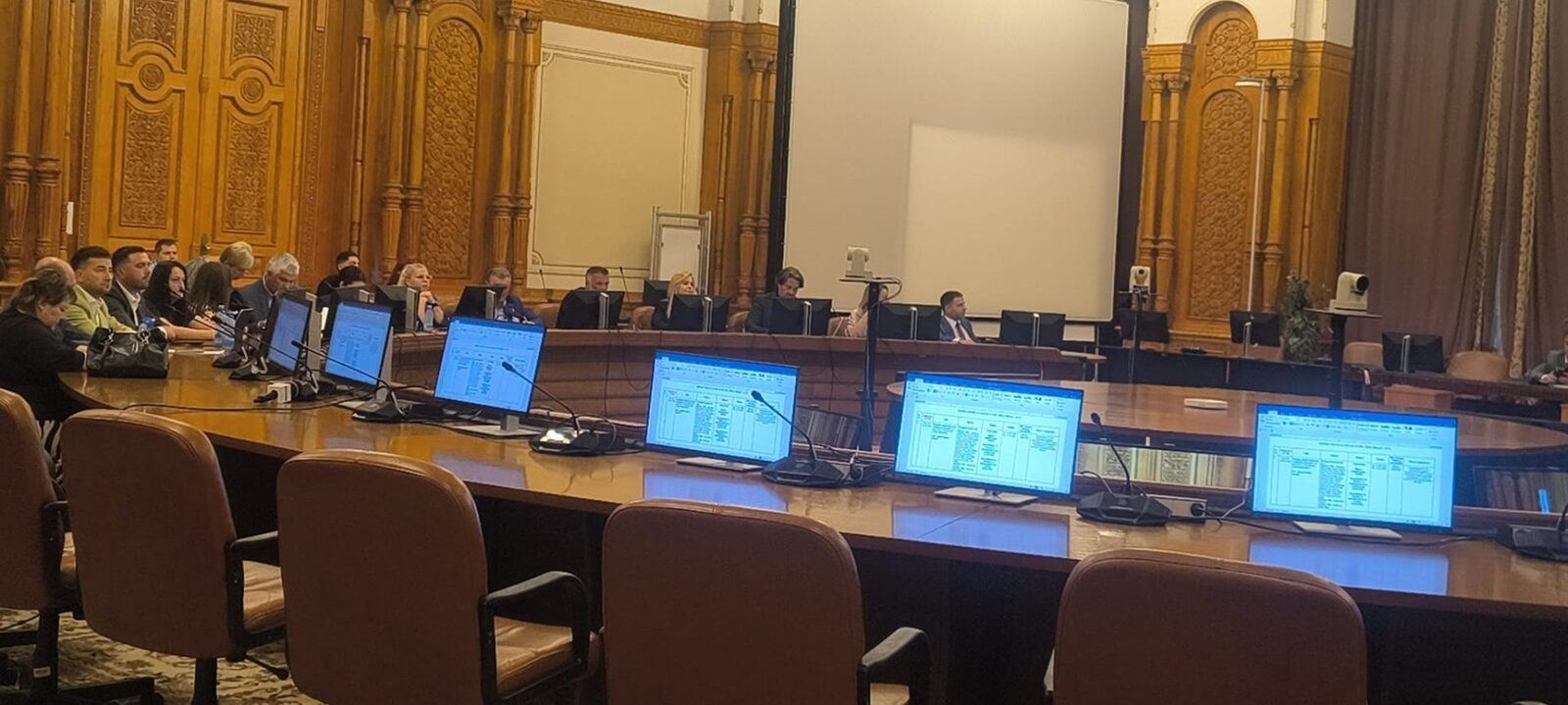Parlamentarii anulează legea care viza sute de aleși locali Comisia Juridică a Parlamentului a decis miercuri adoptarea cu amendamente a unui proiect de lege, care vizează modificarea Legii ANI privind integritatea în exercitarea funcțiilor și demnităților publice