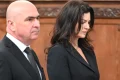 Ilie Bolojan, chestionat despre transparența averilor partenerei de viață La finalul ședinței de Guvern de astăzi, Ilie Bolojan a fost întrebat de jurnaliști dacă va urma exemplul primarului general al Capitalei, Nicușor Dan, în publicarea declarației de avere a partenerei sale de viață