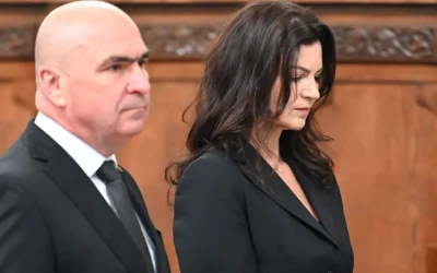 Ilie Bolojan, chestionat despre transparența averilor partenerei de viață La finalul ședinței de Guvern de astăzi, Ilie Bolojan a fost întrebat de jurnaliști dacă va urma exemplul primarului general al Capitalei, Nicușor Dan, în publicarea declarației de avere a partenerei sale de viață