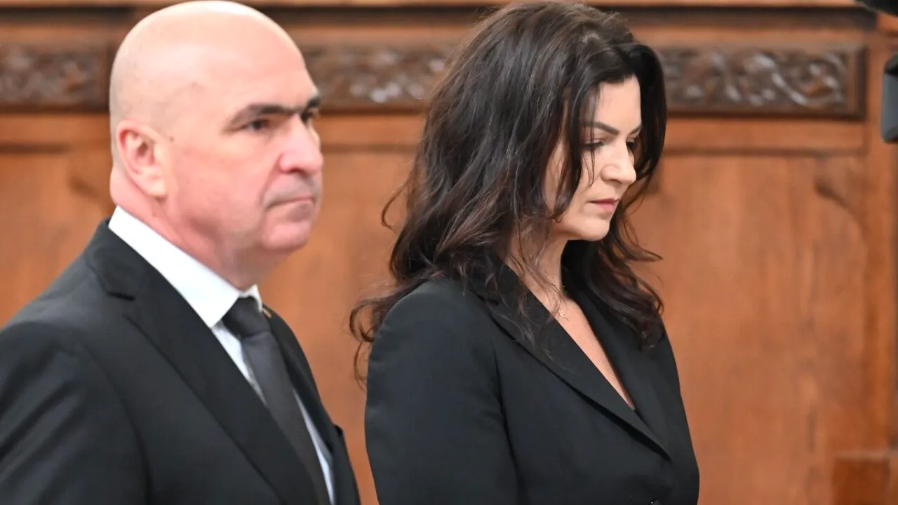 Ilie Bolojan, chestionat despre transparența averilor partenerei de viață La finalul ședinței de Guvern de astăzi, Ilie Bolojan a fost întrebat de jurnaliști dacă va urma exemplul primarului general al Capitalei, Nicușor Dan, în publicarea declarației de avere a partenerei sale de viață
