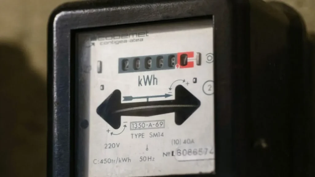Energie: Consumul de curent, redus voluntar de populație și industrie