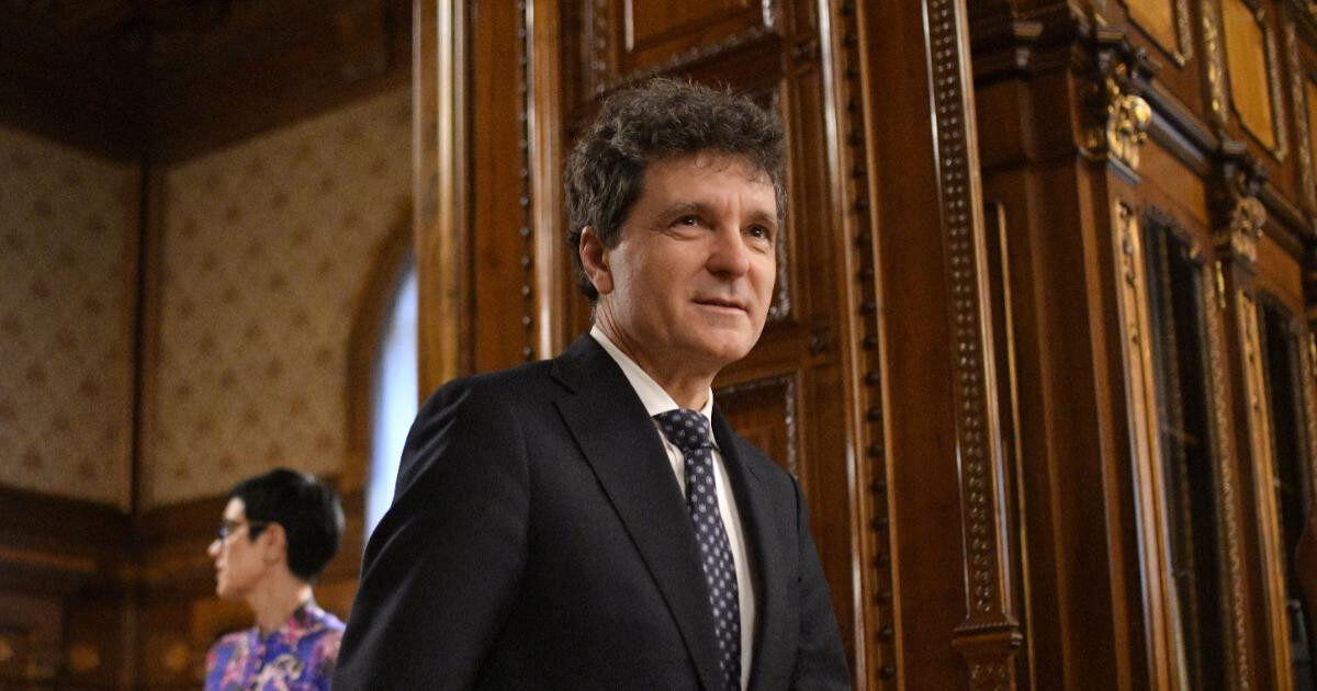 Aderarea la euro, un obiectiv politic comun, dar cu pași încă incerți Președintele României, Nicușor Dan, a reafirmat angajamentul politic al tuturor partidelor pro-europene față de aderarea la moneda unică europeană, subliniind că acest obiectiv va rămâne prioritar indiferent de componența viitorului Guvern
