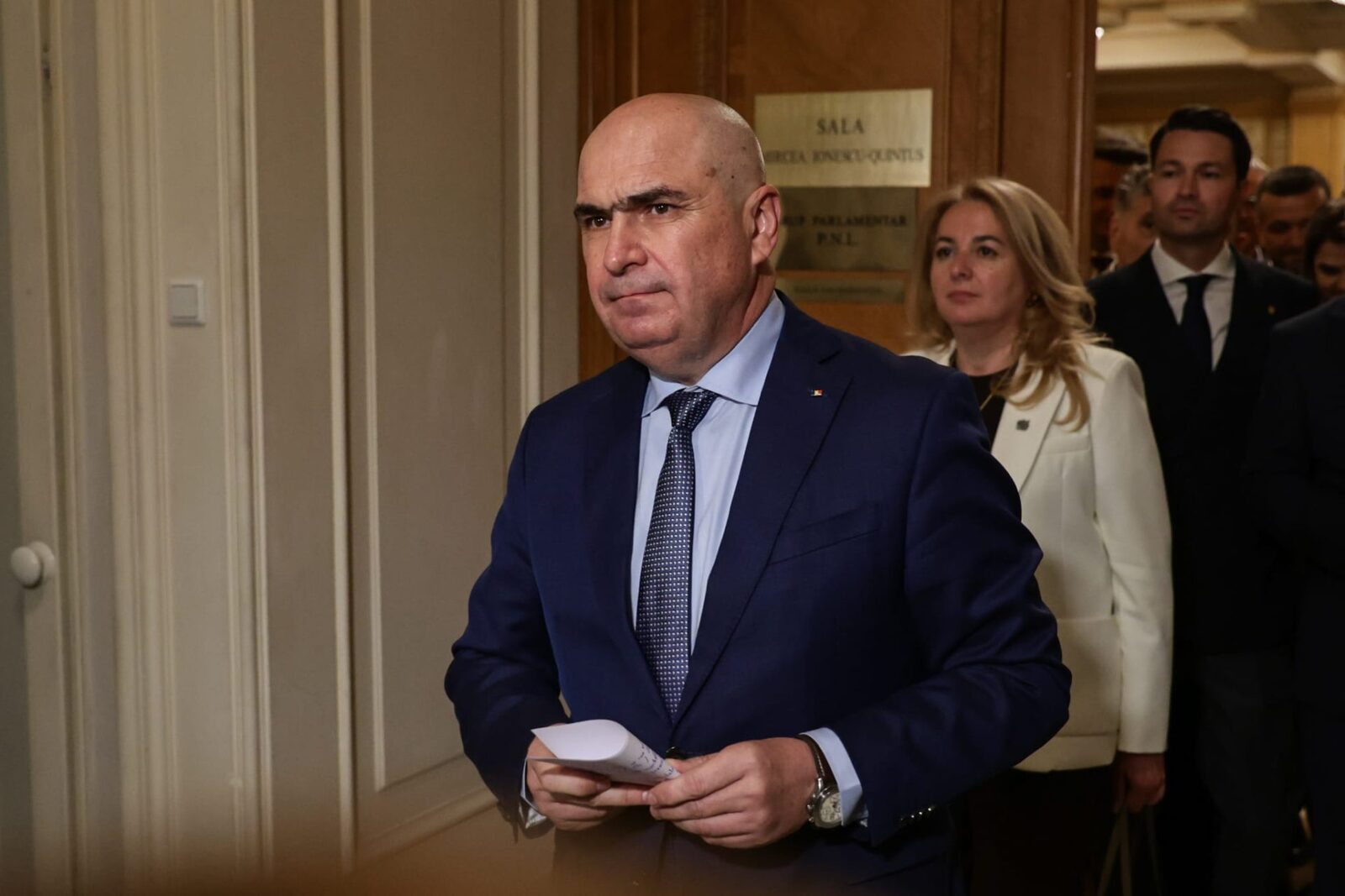 Presiunea crește asupra premierului interimar, Ilie Bolojan, pentru a demite toți șefii de agenții centrale și instituții deconcentrate care încă sunt numiți politic de PSD