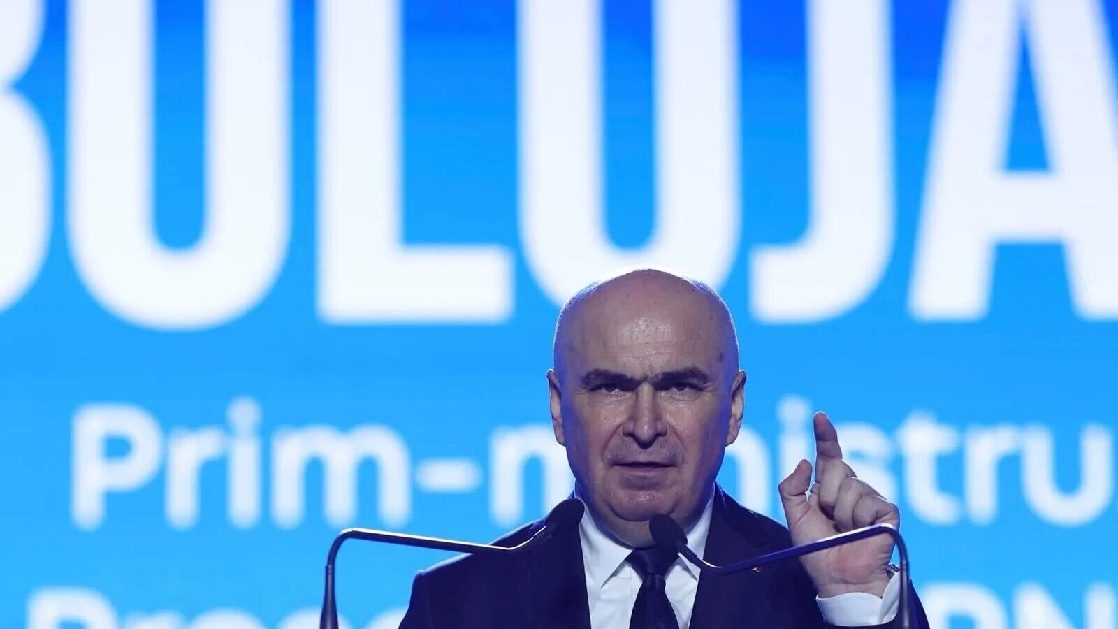 Bolojan critică marile companii energetice pentru investiții întârziate în plină criză Premierul Ilie Bolojan a lansat critici vehemente la adresa marilor companii energetice de stat, acuzându-le de întârzieri majore în realizarea investițiilor și nefinalizarea proiectelor esențiale, într-un context marcat de o criză energetică acută în România