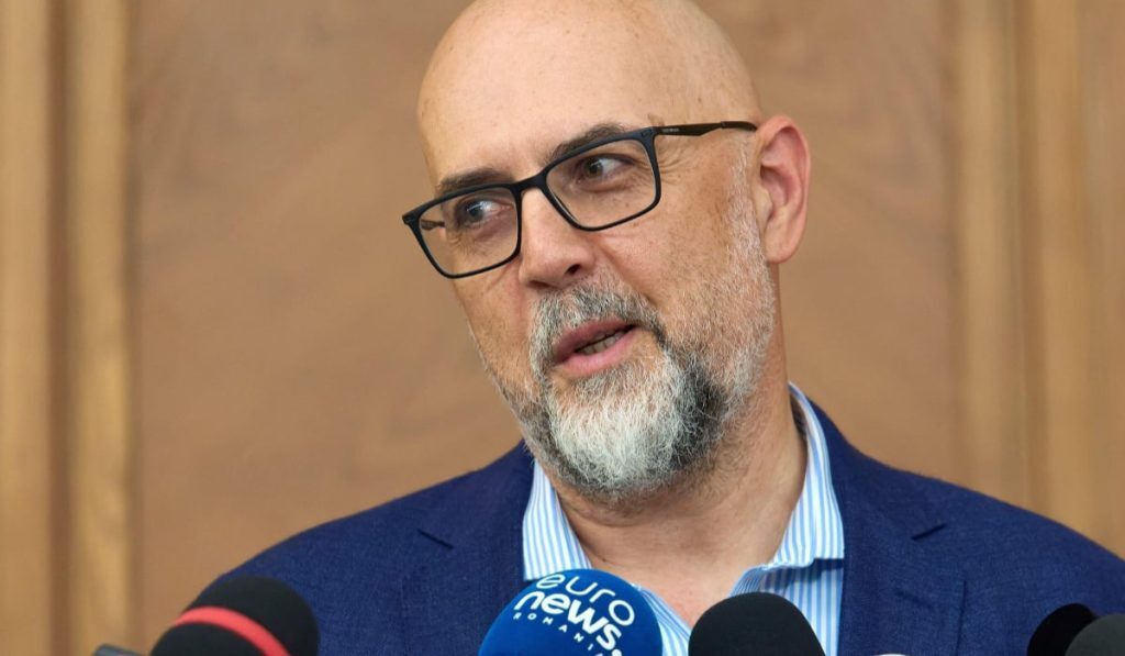 Kelemen Hunor propune un „guvern de armistițiu” Liderul UDMR, Kelemen Hunor, a declarat că formarea unui „guvern de armistițiu” până la sfârșitul anului ar fi fost o soluție optimă, având în vedere provocările economice și de securitate cu care se confruntă România
