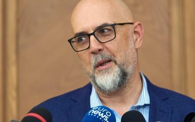 Kelemen Hunor propune un „guvern de armistițiu” Liderul UDMR, Kelemen Hunor, a declarat că formarea unui „guvern de armistițiu” până la sfârșitul anului ar fi fost o soluție optimă, având în vedere provocările economice și de securitate cu care se confruntă România