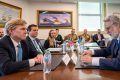România, alături de Statele Unite: Mesajul consilierului prezidențial Marius Lazurcă de la Washington Consilierul prezidențial Marius Lazurcă a transmis un mesaj clar de la Washington, subliniind solidaritatea României cu Statele Unite ale Americii, în urma unei vizite oficiale