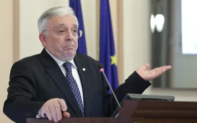 Isărescu, către politicieni: „În public trebuie închise toate discuţiile astea” Guvernatorul Băncii Naționale a României (BNR), Mugur Isărescu, le-a lansat un avertisment ferm liderilor politici din România, cerându-le să fie mult mai precauți cu declarațiile făcute în spațiul public, deoarece acestea pot avea consecințe economice negative majore pentru țară