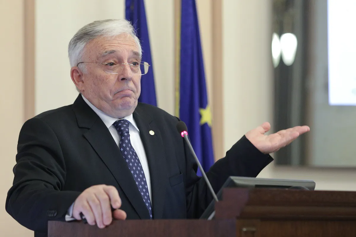 Isărescu, către politicieni: „În public trebuie închise toate discuţiile astea” Guvernatorul Băncii Naționale a României (BNR), Mugur Isărescu, le-a lansat un avertisment ferm liderilor politici din România, cerându-le să fie mult mai precauți cu declarațiile făcute în spațiul public, deoarece acestea pot avea consecințe economice negative majore pentru țară