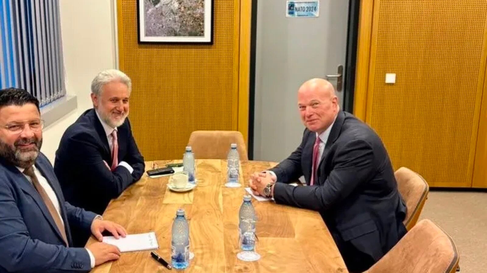 Discuții la NATO despre securitatea Mării Negre și rolul SUA în Europa Marius Lazurcă, consilierul președintelui Nicușor Dan pentru securitate națională și politică externă, s-a întâlnit miercuri la Bruxelles cu ambasadorul SUA la NATO, MATTHEW WHITAKER
