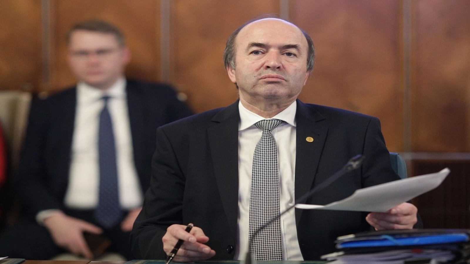 Tudorel Toader, fost ministru al Justiției și judecător constituțional, atrage atenția asupra legalității măsurilor adoptate de Guvernul demis, prin care se permite limitarea consumului de energie electrică pentru marii consumatori