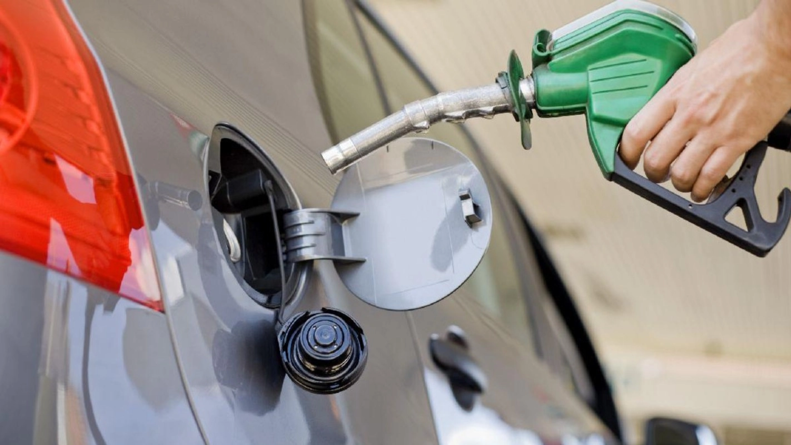 Fostul premier Victor Ponta a propus o soluție neconvențională pentru criza prețurilor la carburanți: o discuție diplomatică directă cu Ucraina pentru a opri bombardamentele asupra terminalelor petroliere din portul rus Novorossiisk