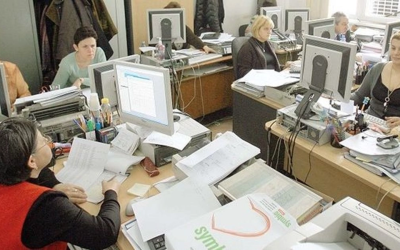Angajații contractuali din administrația publică centrală și locală se confruntă cu noi restricții începând cu 8 octombrie, vizând evitarea conflictelor de interese și a relațiilor ierarhice directe între rude