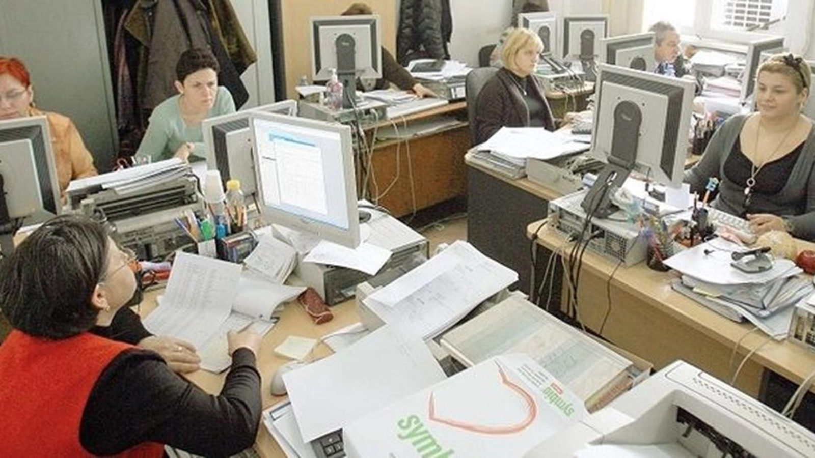 Angajații contractuali din administrația publică centrală și locală se confruntă cu noi restricții începând cu 8 octombrie, vizând evitarea conflictelor de interese și a relațiilor ierarhice directe între rude