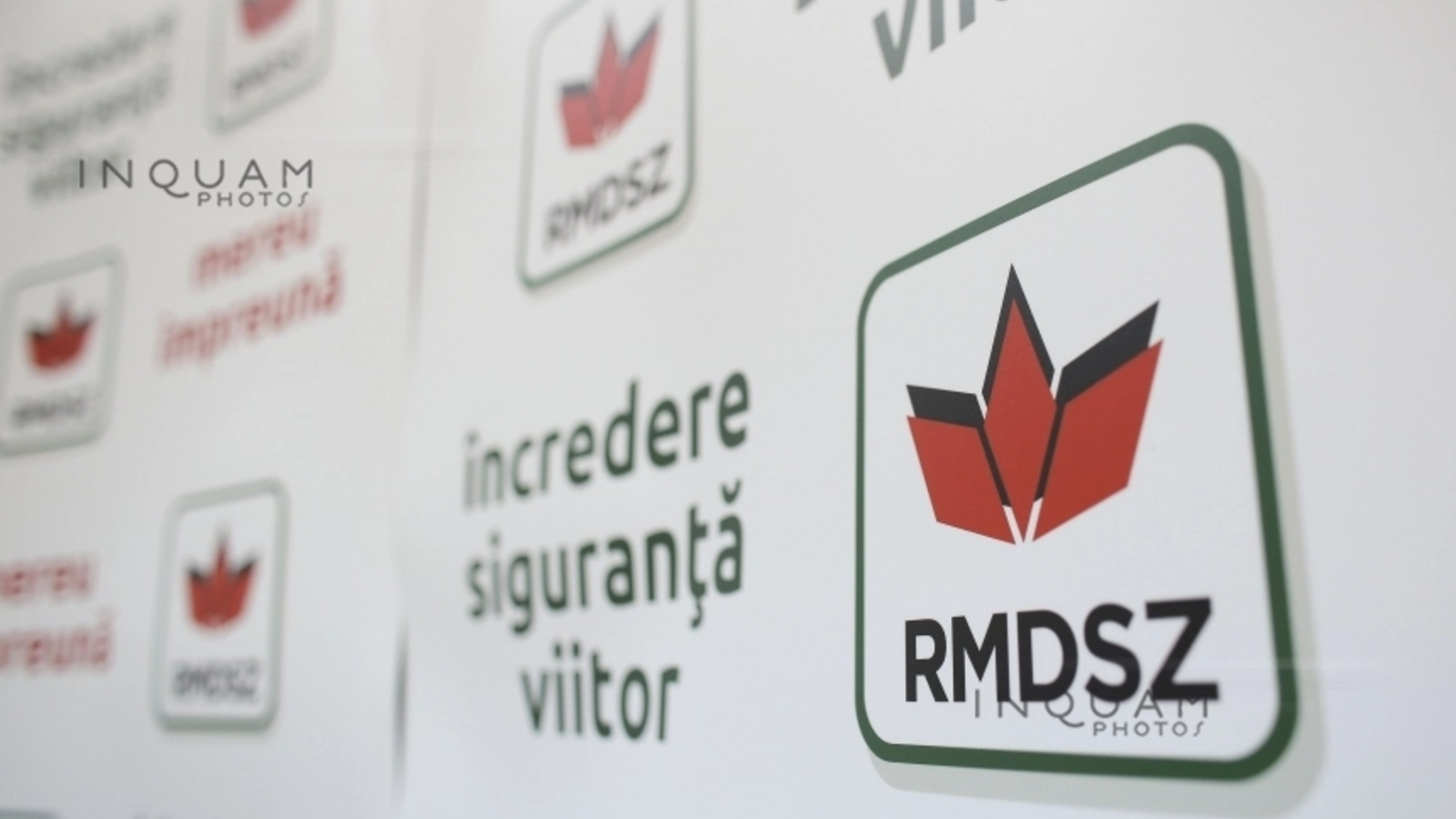UDMR cere stingerea „războiului politic” pentru formarea guvernului Ministrul Dezvoltării, Lucrărilor Publice şi Administraţiei, Cseke Attila, a declarat vineri, la Blaj, că pentru deblocarea situației politice și învestirea unui nou guvern este necesară „stingerea războiului politic” și diminuarea „declarațiilor contondente” între partide