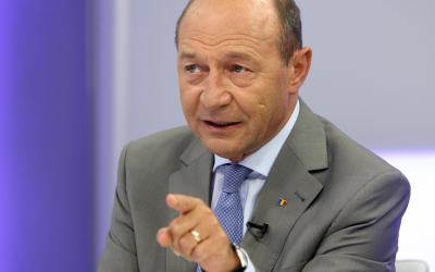 Băsescu critică soluția pentru Cernavodă: „Este o cârpeală” Fostul președinte Traian Băsescu, cu experiență anterioară ca inspector-șef al Navigației Civile, a declarat că scufundarea unor barje pe Dunăre, ca soluție pentru asigurarea necesarului de apă al centralei nucleare de la Cernavodă, este o metodă nerecomandată și temporară