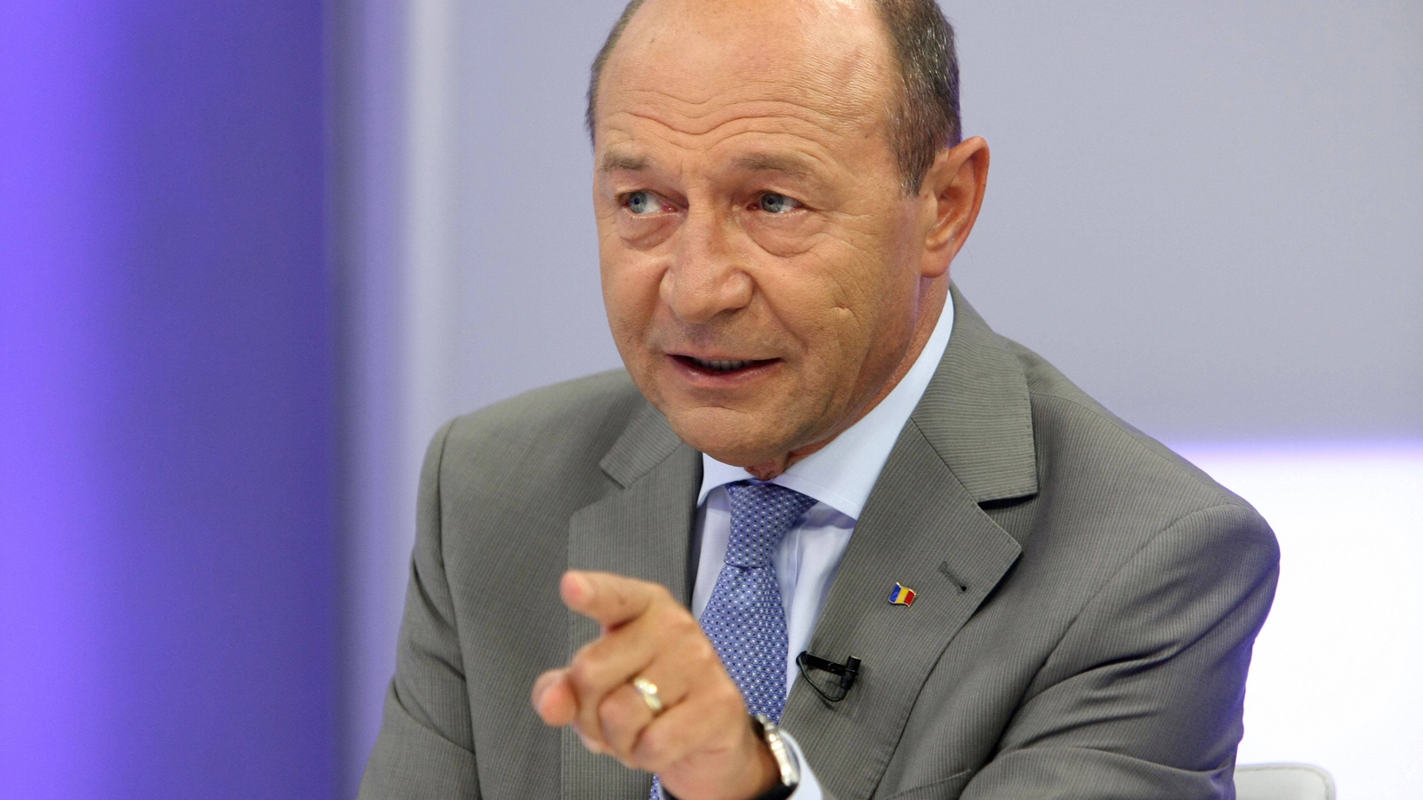 Băsescu critică soluția pentru Cernavodă: „Este o cârpeală” Fostul președinte Traian Băsescu, cu experiență anterioară ca inspector-șef al Navigației Civile, a declarat că scufundarea unor barje pe Dunăre, ca soluție pentru asigurarea necesarului de apă al centralei nucleare de la Cernavodă, este o metodă nerecomandată și temporară