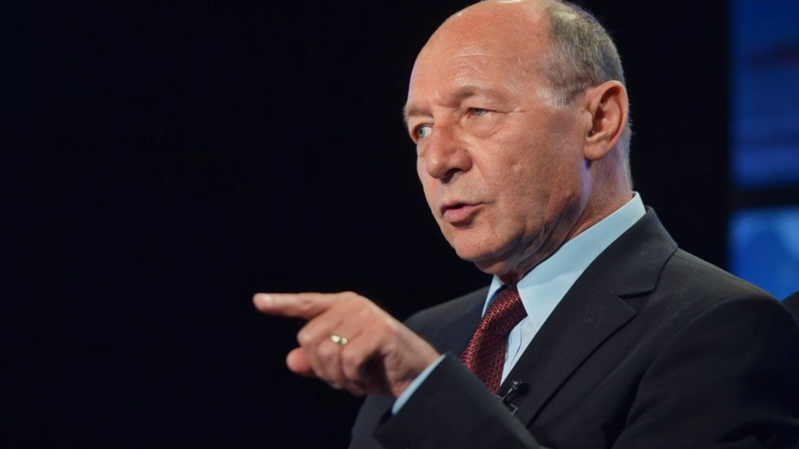Traian Băsescu, fost Președinte al României, a lansat un apel ferm către populație, îndemnând cetățenii să deschidă ochii și să nu mai voteze politicieni pe care îi numește „neaveniți de la partide”
