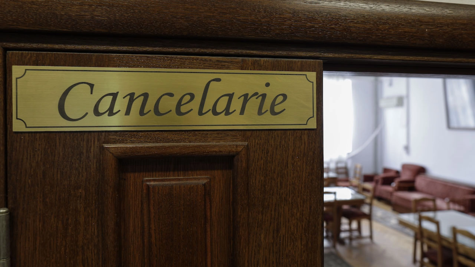 Camera Deputaților a adoptat, miercuri, în plen, o propunere legislativă care limitează numărul de ore de predare pentru directorii de școli, grădinițe și creșe, precum și pentru inspectorii școlari generali și adjuncți
