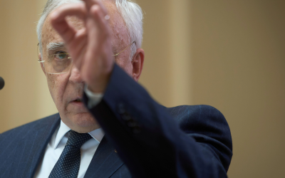 Guvernatorul Băncii Naționale a României (BNR), Mugur Isărescu, a declarat că deciziile recente ale agențiilor de rating Fitch și Moody’s au fost corecte pentru România, însă a subliniat importanța stabilității politice pentru menținerea credibilității externe a țării