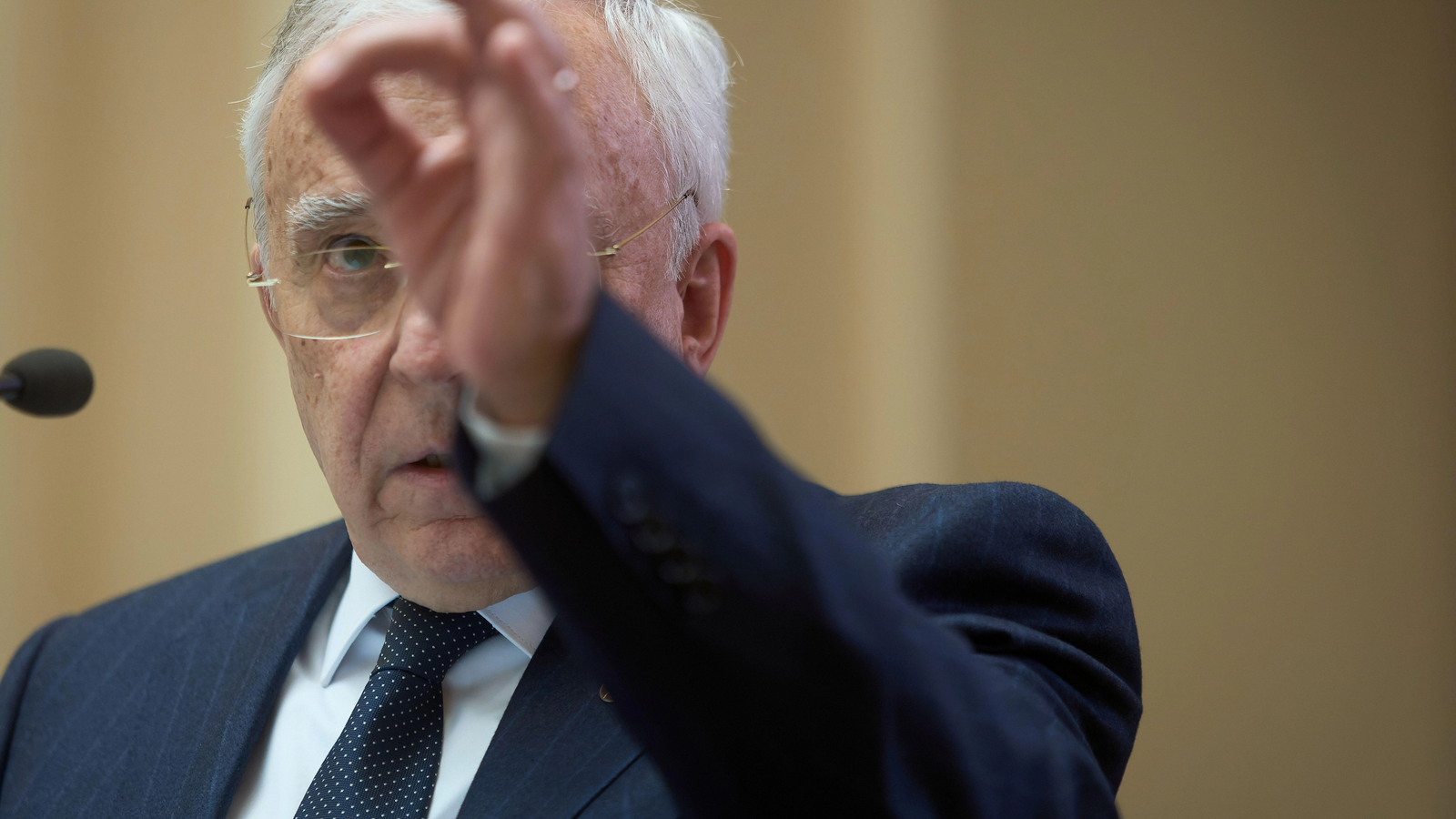 Guvernatorul Băncii Naționale a României (BNR), Mugur Isărescu, a declarat că deciziile recente ale agențiilor de rating Fitch și Moody’s au fost corecte pentru România, însă a subliniat importanța stabilității politice pentru menținerea credibilității externe a țării