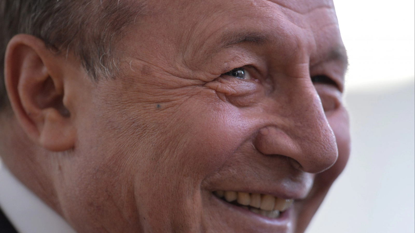 Fostul Președinte Traian Băsescu, Întrebat Despre Viitorul Guvernului Fostul președinte Traian Băsescu a stârnit zâmbete și speculații în platoul România TV, răspunzând ironic unei întrebări despre cine ar putea fi următorul premier