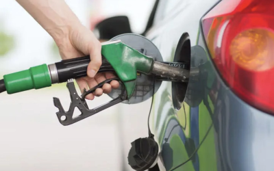 Europarlamentarul AUR GHEORGHE PIPEREA acuză statul că încasează aproximativ șase lei din fiecare litru de carburant vândut cu 10,65 lei și susține că alți 1,5 lei ar reprezenta un „adaos comercial excepțional”, posibil datorită structurii de oligopol a pieței