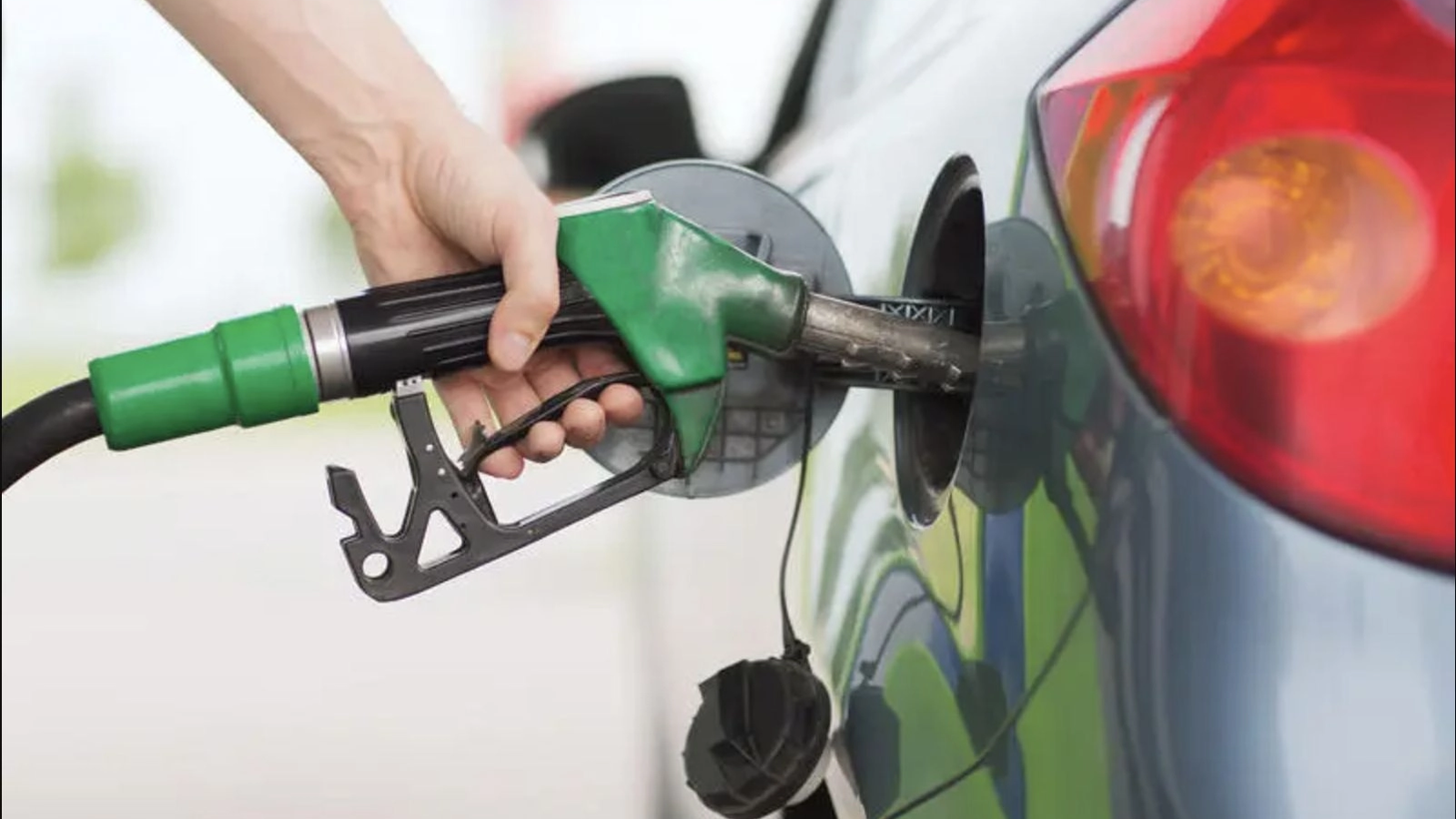 Europarlamentarul AUR GHEORGHE PIPEREA acuză statul că încasează aproximativ șase lei din fiecare litru de carburant vândut cu 10,65 lei și susține că alți 1,5 lei ar reprezenta un „adaos comercial excepțional”, posibil datorită structurii de oligopol a pieței