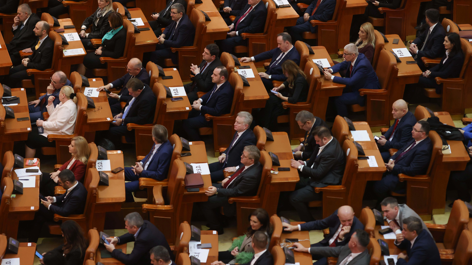 AUR și SOS România contestă la CCR legea datoriilor către Pfizer Grupările parlamentare AUR și SOS România din Camera Deputaților depun astăzi o sesizare comună de neconstituționalitate la Curtea Constituțională a României (CCR)