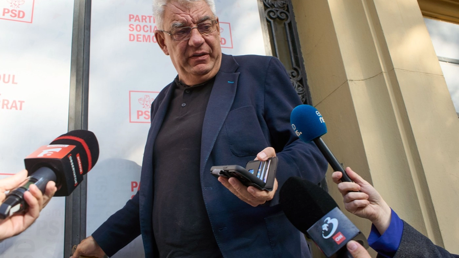 Europarlamentarul PSD Mihai Tudose a ridicat o problemă majoră legată de valabilitatea actelor semnate de Guvern, afirmând că mai mulți miniștri interimari, inclusiv Ilie Bolojan, ar fi depășit termenul legal de 45 de zile de interimat