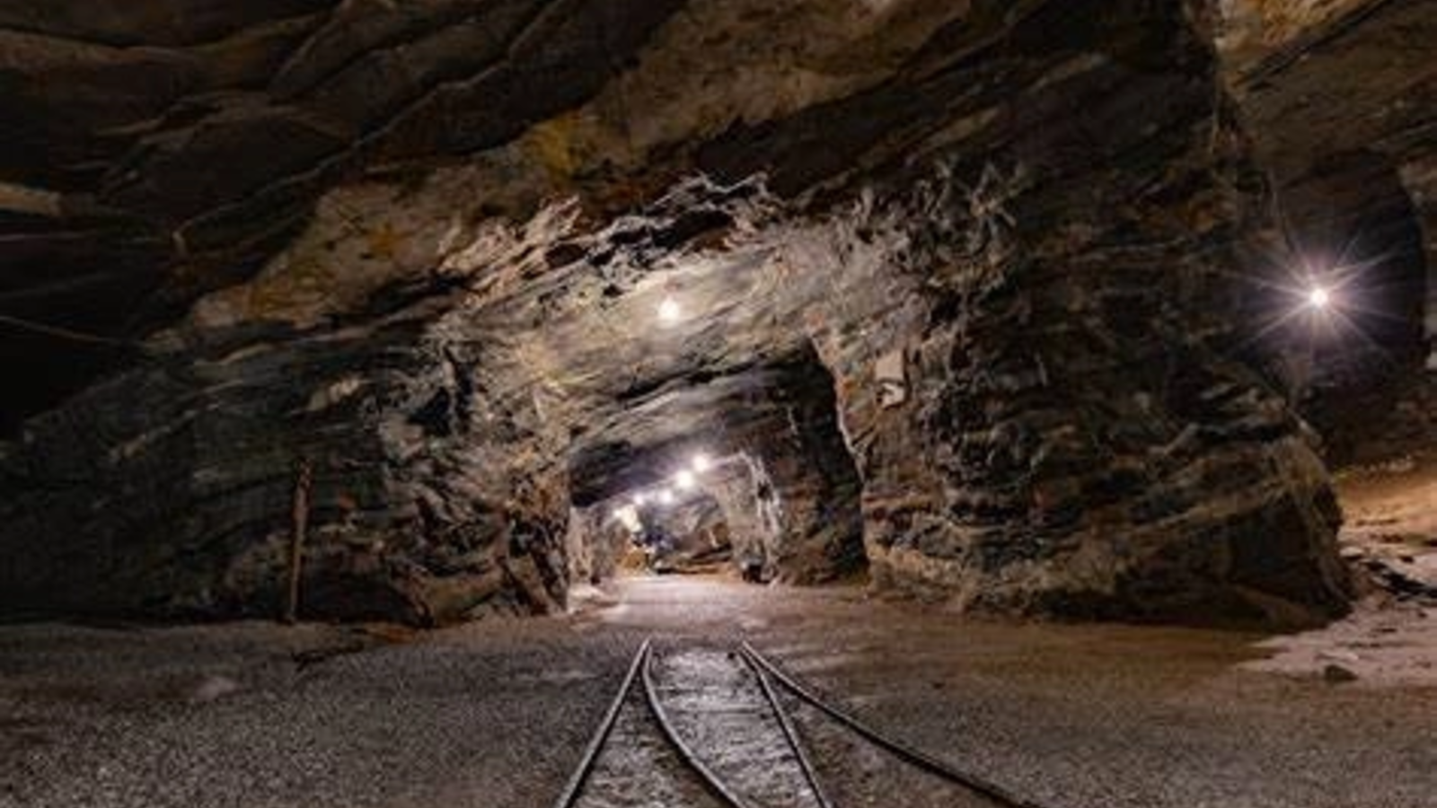 România pregătește relansarea a două sectoare strategice: industria de apărare și exploatarea resurselor minerale
