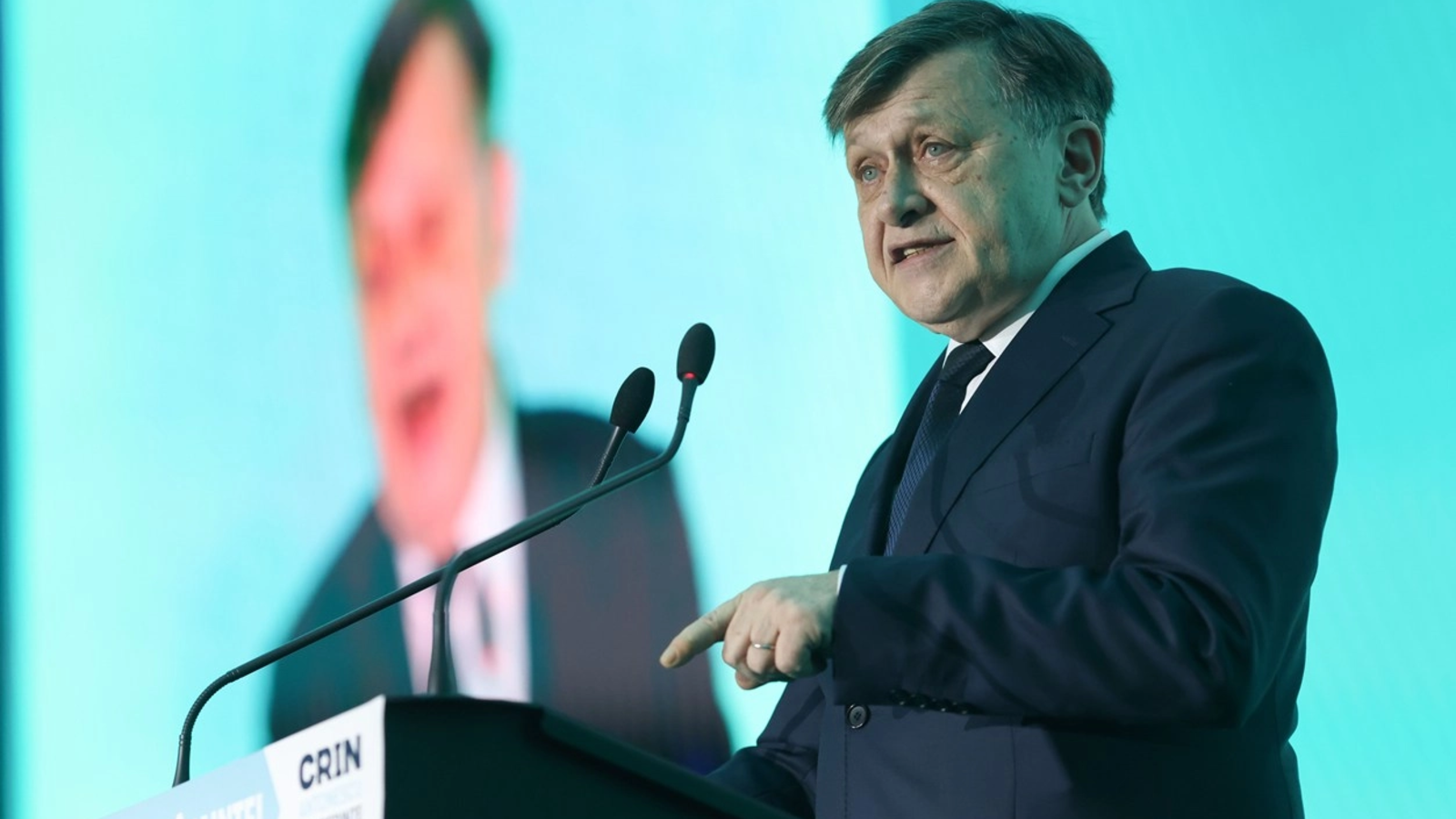 Crin Antonescu, fost președinte al Partidului Național Liberal (PNL), a lansat atacuri virulente la adresa actualului lider al formațiunii, Ilie Bolojan, pe care l-a catalogat drept „un demagog rudimentar”
